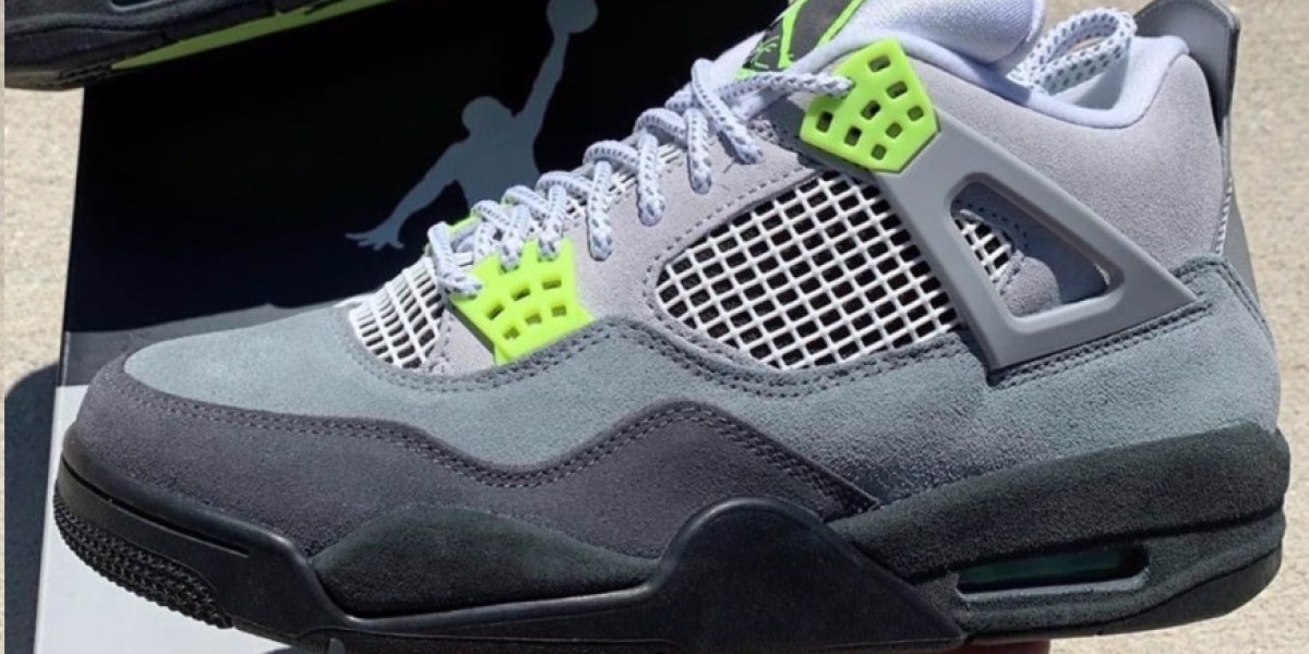 Illumina il Natale con le Air Jordan 4 Neon 95